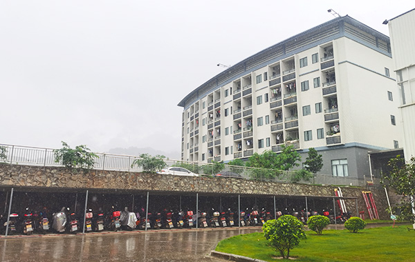 {振揚(yáng)實(shí)業(yè)是拖鞋廠(chǎng)家、拖鞋加工廠(chǎng)、拖鞋代工廠(chǎng)、高端拖鞋定制、人字拖加工廠(chǎng)、定制拖鞋工廠(chǎng)、品牌拖鞋代工廠(chǎng)、涼鞋代工廠(chǎng)、沙灘拖鞋廠(chǎng)家、涼鞋廠(chǎng)家，自1980年以來(lái)，專(zhuān)注研制及生產(chǎn)拖鞋。}