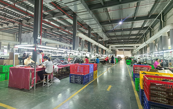 {振揚(yáng)實(shí)業(yè)是拖鞋廠(chǎng)家、拖鞋加工廠(chǎng)、拖鞋代工廠(chǎng)、高端拖鞋定制、人字拖加工廠(chǎng)、定制拖鞋工廠(chǎng)、品牌拖鞋代工廠(chǎng)、涼鞋代工廠(chǎng)、沙灘拖鞋廠(chǎng)家、涼鞋廠(chǎng)家，自1980年以來(lái)，專(zhuān)注研制及生產(chǎn)拖鞋。}