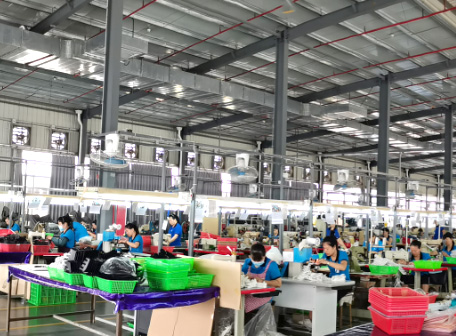 {振揚(yáng)實(shí)業(yè)是拖鞋廠(chǎng)家、拖鞋加工廠(chǎng)、拖鞋代工廠(chǎng)、高端拖鞋定制、人字拖加工廠(chǎng)、定制拖鞋工廠(chǎng)、品牌拖鞋代工廠(chǎng)、涼鞋代工廠(chǎng)、沙灘拖鞋廠(chǎng)家、涼鞋廠(chǎng)家，40多年沉淀，精益求精。}