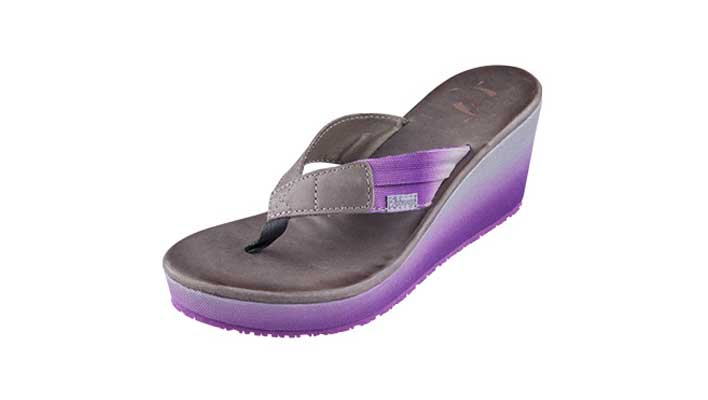 {振揚(yáng)實(shí)業(yè)是拖鞋廠(chǎng)家、拖鞋加工廠(chǎng)、拖鞋代工廠(chǎng)、高端拖鞋定制、人字拖加工廠(chǎng)、定制拖鞋工廠(chǎng)、品牌拖鞋代工廠(chǎng)、涼鞋代工廠(chǎng)、沙灘拖鞋廠(chǎng)家、涼鞋廠(chǎng)家，不同風(fēng)格的多款式組合，滿(mǎn)足各類(lèi)時(shí)尚消費(fèi)者不同生活閱歷和價(jià)值取向的裝扮需求。}